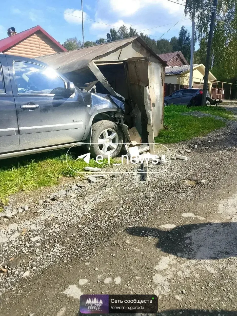 В Шабровском пьяный водитель чуть не сбил 11-летнюю девочку и врезался в гараж. Очевидц...