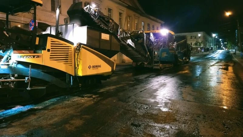 🚧 В центре Астрахани продолжается ремонт улицы Володарского
