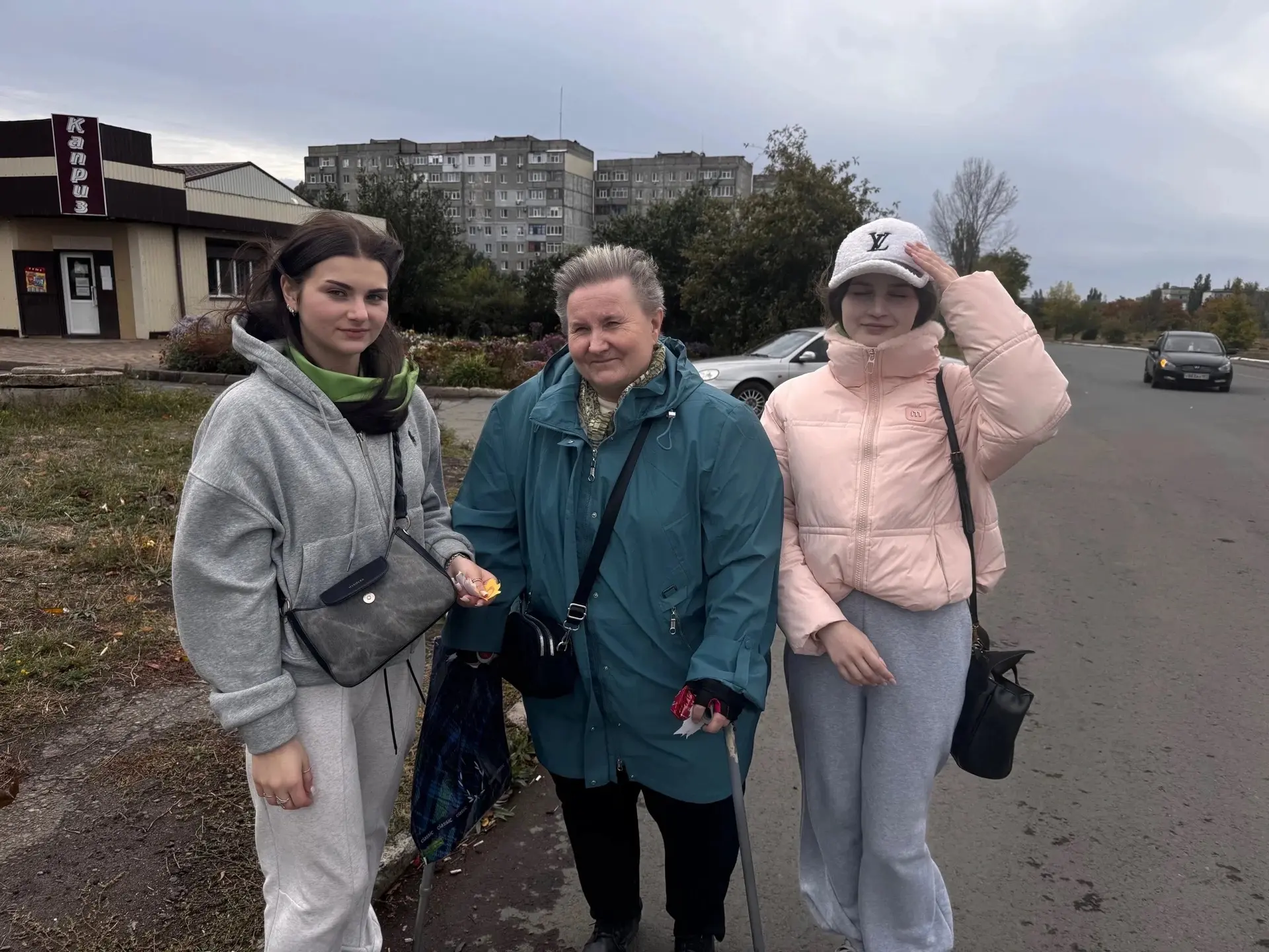 🎉👵👴❤️ «Уважаем, чтим, не забываем»: волонтеры Ровеньковского колледжа ЛГПУ поздравил...