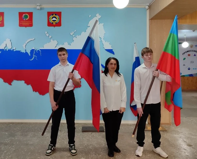 13 апреля 2026 г. в КЧР ГБПОО МПК «Профессионал» прошла традиционная еженедельная торжественная лине