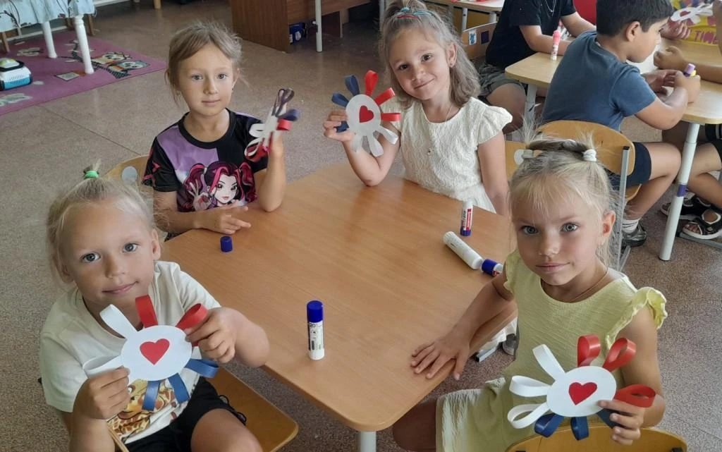 В  День российского флага, который отмечается 22 августа, ребята творческой летней площ...
