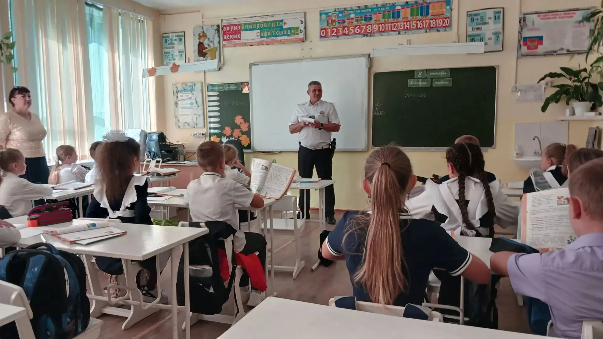 В гостях у наших ребят побывал инспектор ГИБДД Звада В. М.Для учащихся 7-х и 4-х классо...