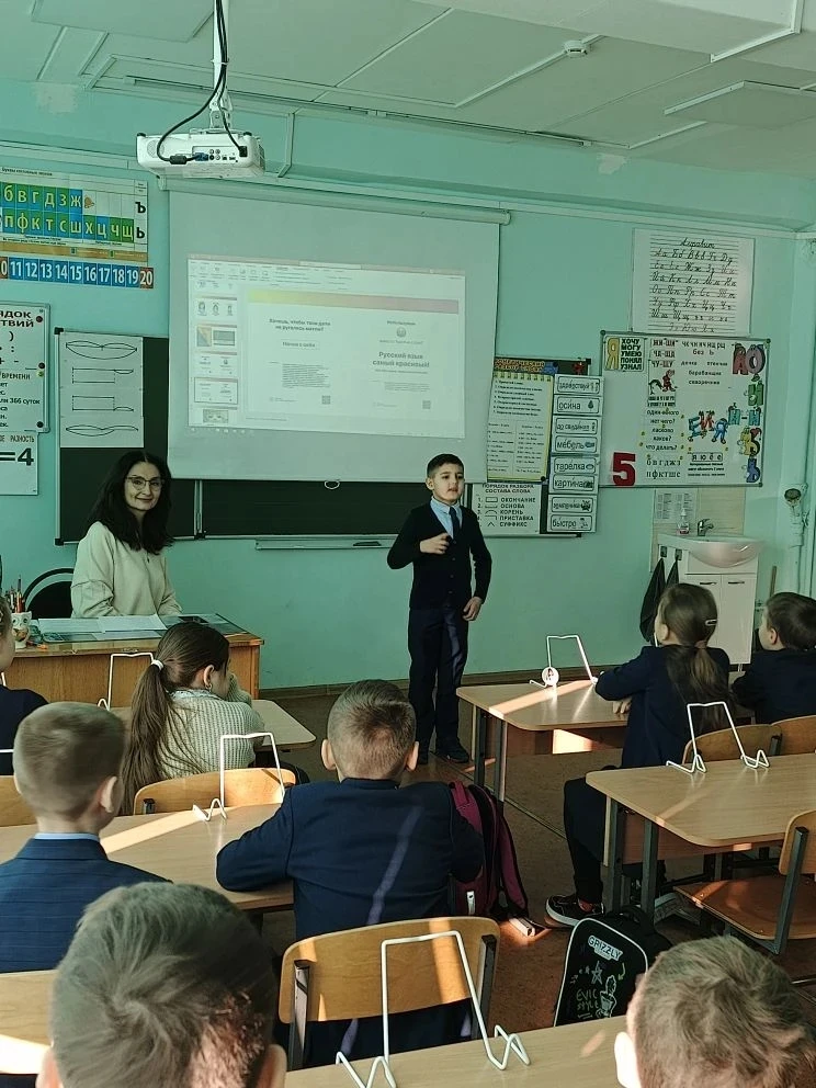Сегодня во 2Б классе состоялась особенная встреча! 🧑‍🏫  К ребятам пришла Колесник Ольга Яковлевна — 