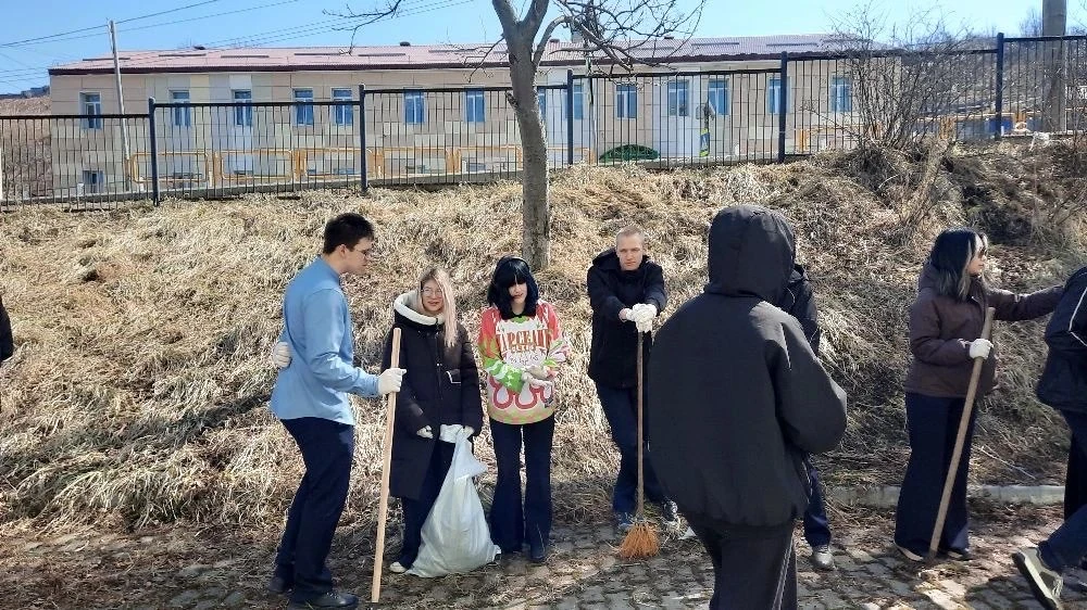 Субботник в школе: вместе делаем мир чище!  В рамках традиционного месячника в школе прошла серия су