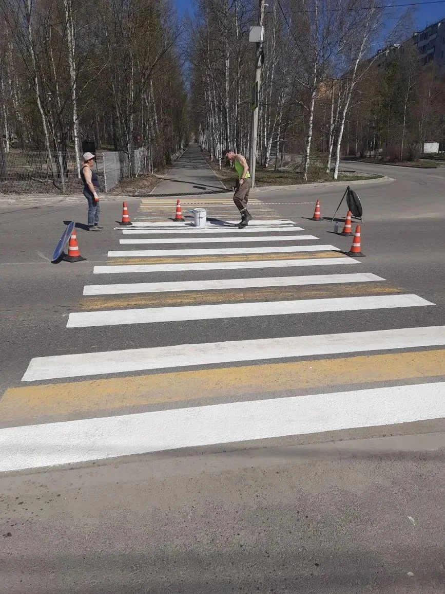В Тынде стартовали работы по обновлению дорожной разметки после зимнего периода  Сотрудники муниципа