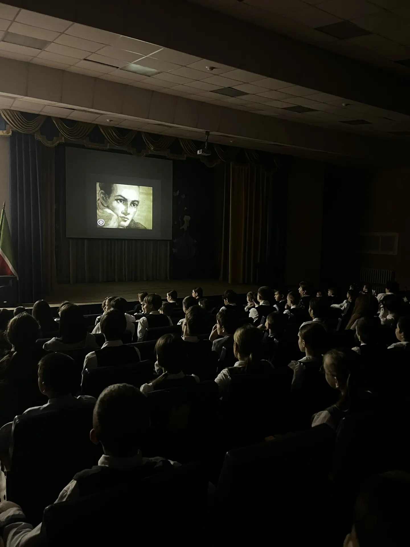 📖 Взгляд сквозь кадр  В рамках недели татарского языка и литературы сегодня в актовом зале нашей шко