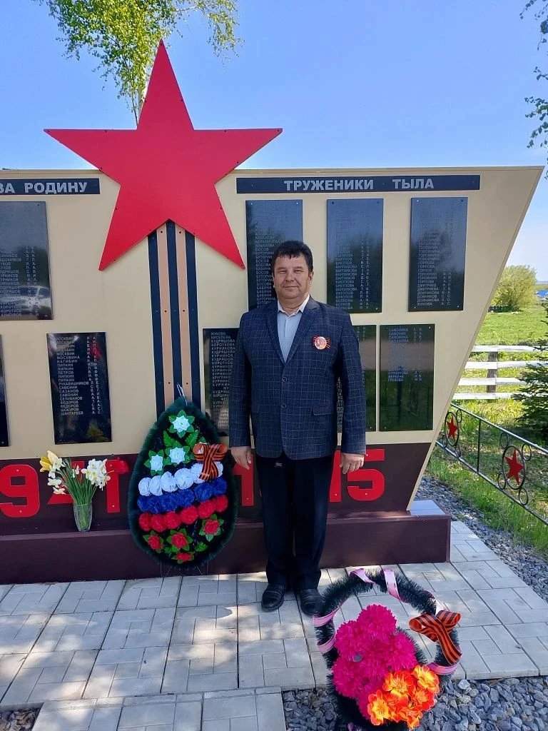 В преддверии праздника в с. Михайловка и д. Юльтимировка прошло возложение цветов к пам...