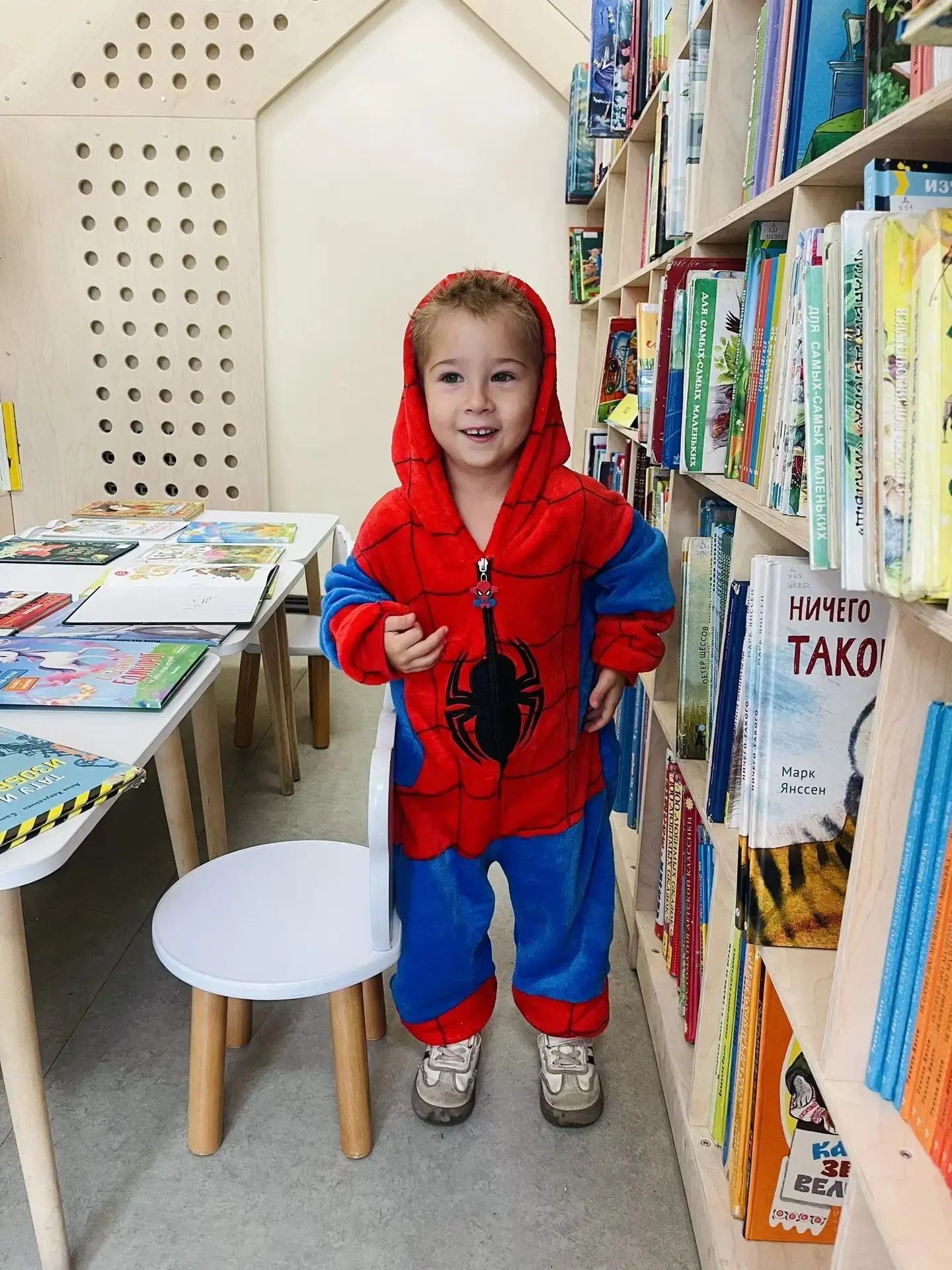 К нам в библиотеку заглянул сам Человек-паук! Пиу-пиу-пиу! 🕷️