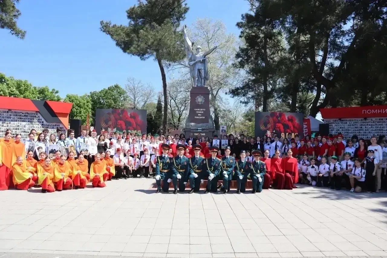 В день великой Победы, 9 мая 2026 года, учащиеся, родители и педагоги МБОУ СОШ №4 имени А.В. Суворов