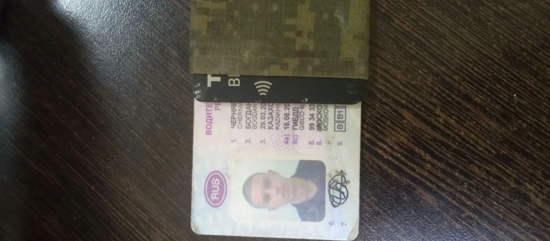 Добрый день! Найдены права и карты. Отдали по адресу Ленинградская 96 А,магазин Три Хмеля!
