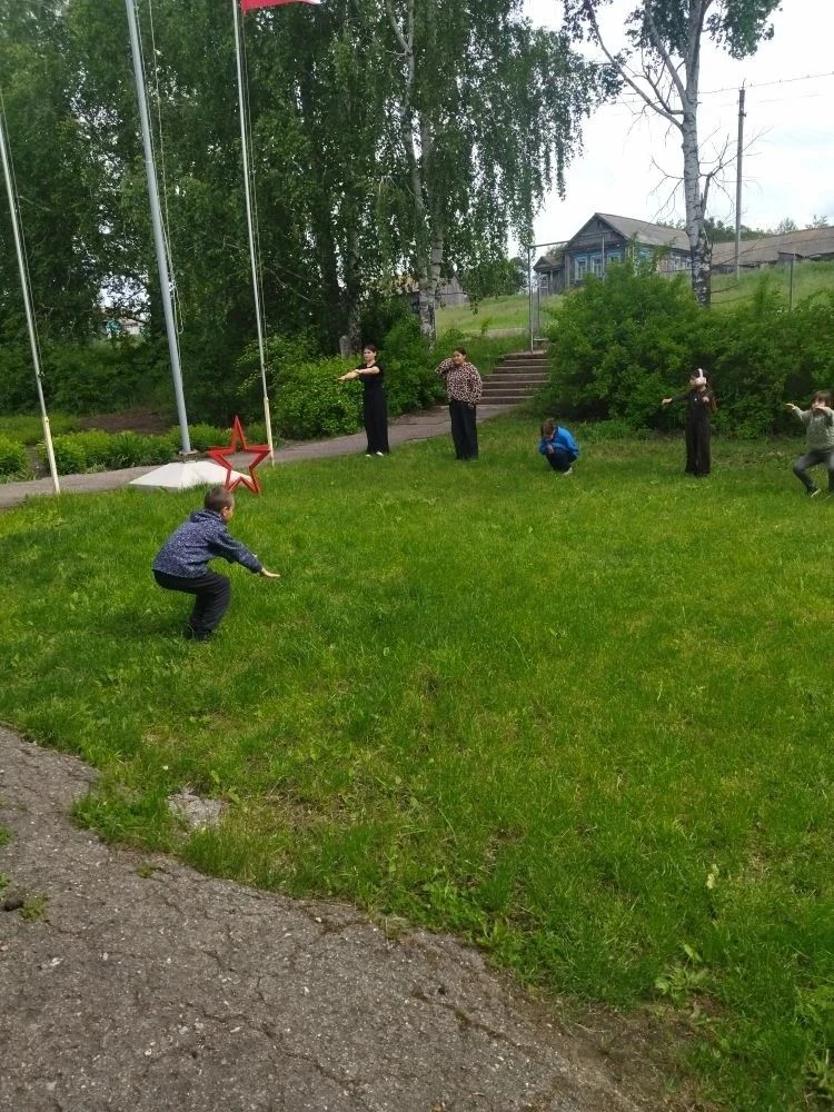 Второй день в лагере начался с утренней зарядки, которая зарядила всех участников бодро...