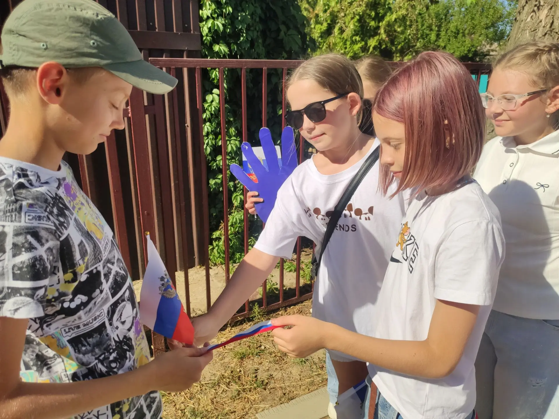 🎉 В нашей школе ко Дню Государственного флага РФ прошла акция «Российский триколор»! 🇷🇺