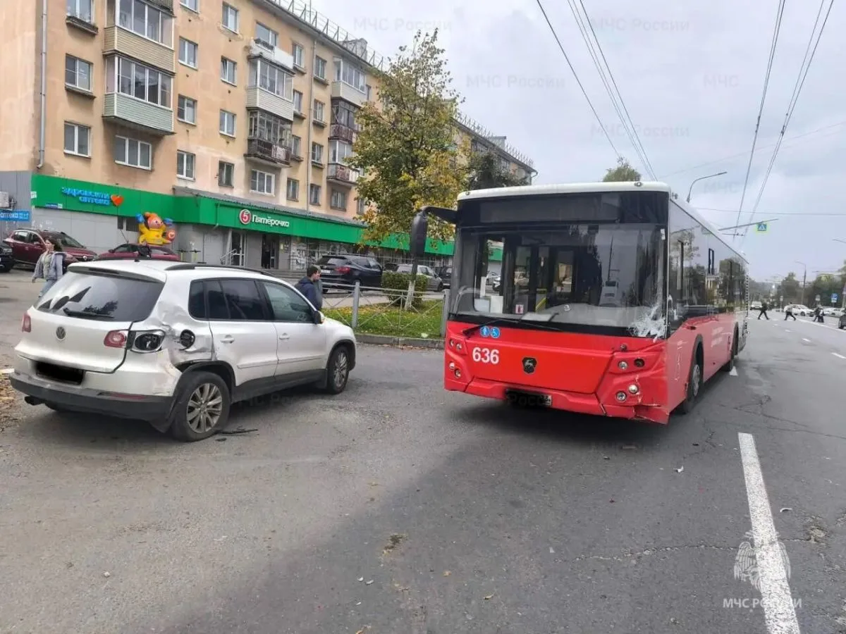 Автобус столкнулся с Volkswagen Tiguan на проспекте Ленина во Владимире.
