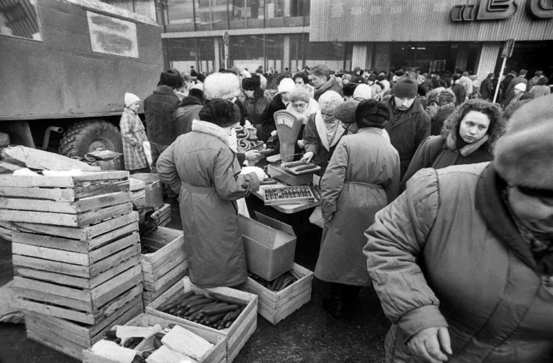 🛍 Мурманск, 1992 год. Уличная торговля у универмага «Волна»