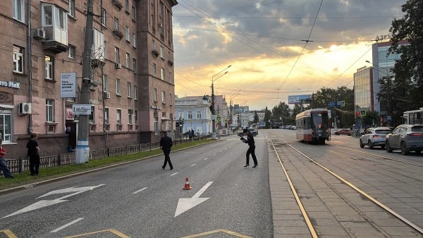 Днем 24 августа на пр. Ленина 16-летний мопедист врезался в остановившийся у остановки ...