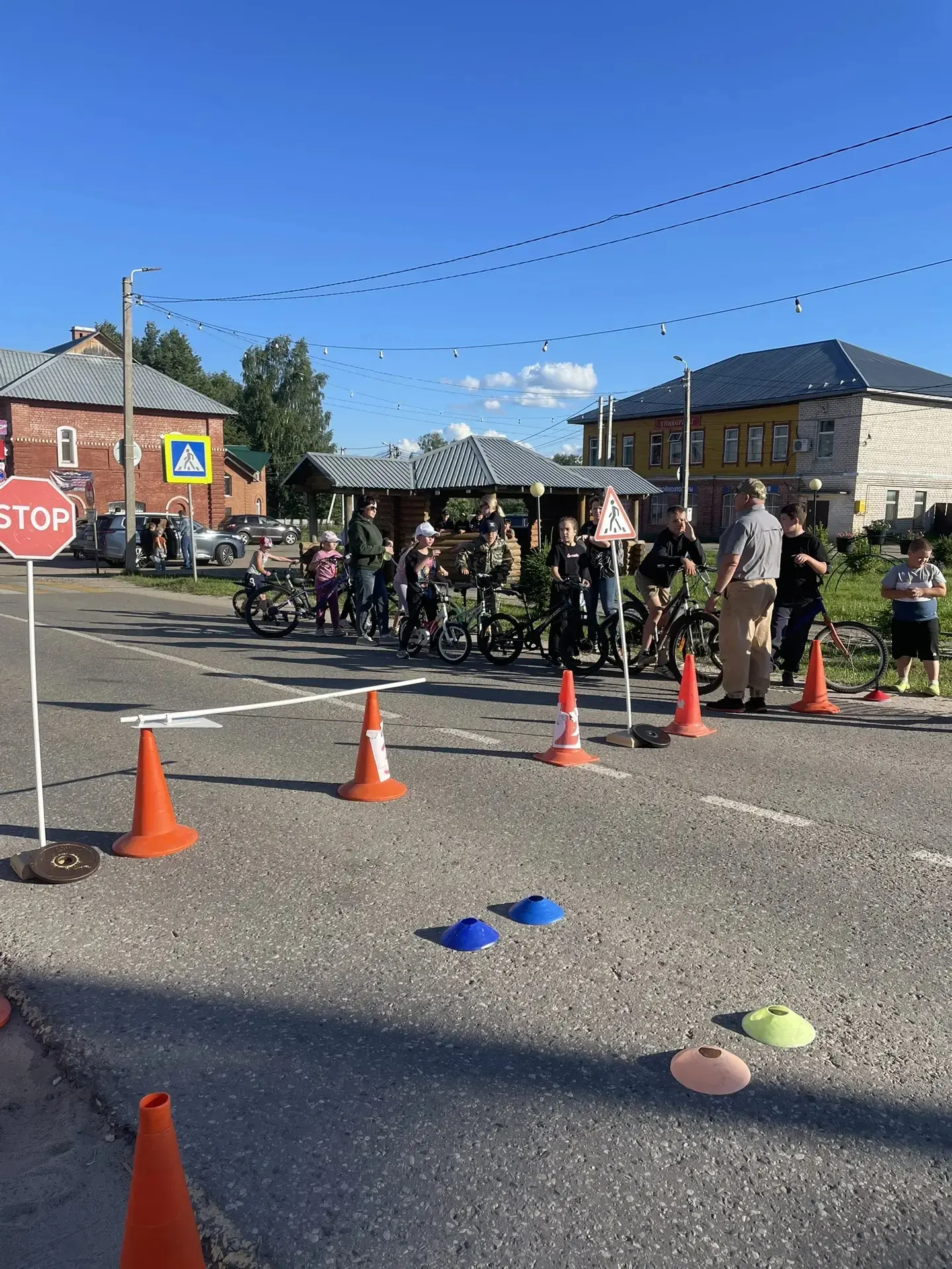 🚴🏼Безопасное колесо 🚴🏼
В День Молодежи на центральной площади Парфеньева прошло соревнование юны