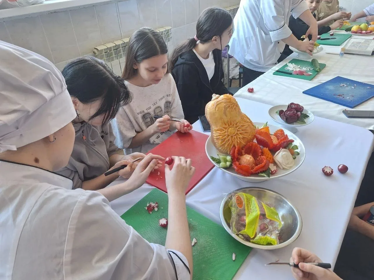Вкусно, быстро и весело. Школьников учили делать цветы из овощей 🍅   В марте участники социального п