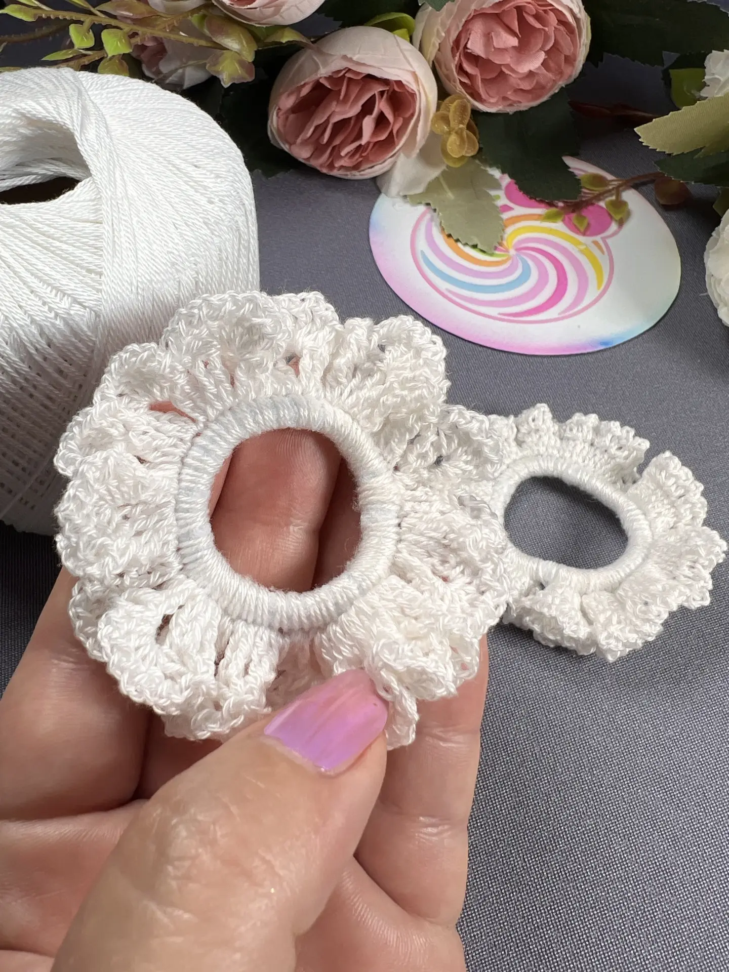 Новые резиночки в моем творчестве 🎀 Руки сами потянулись за крючком. Как вам результат? Неожиданно 