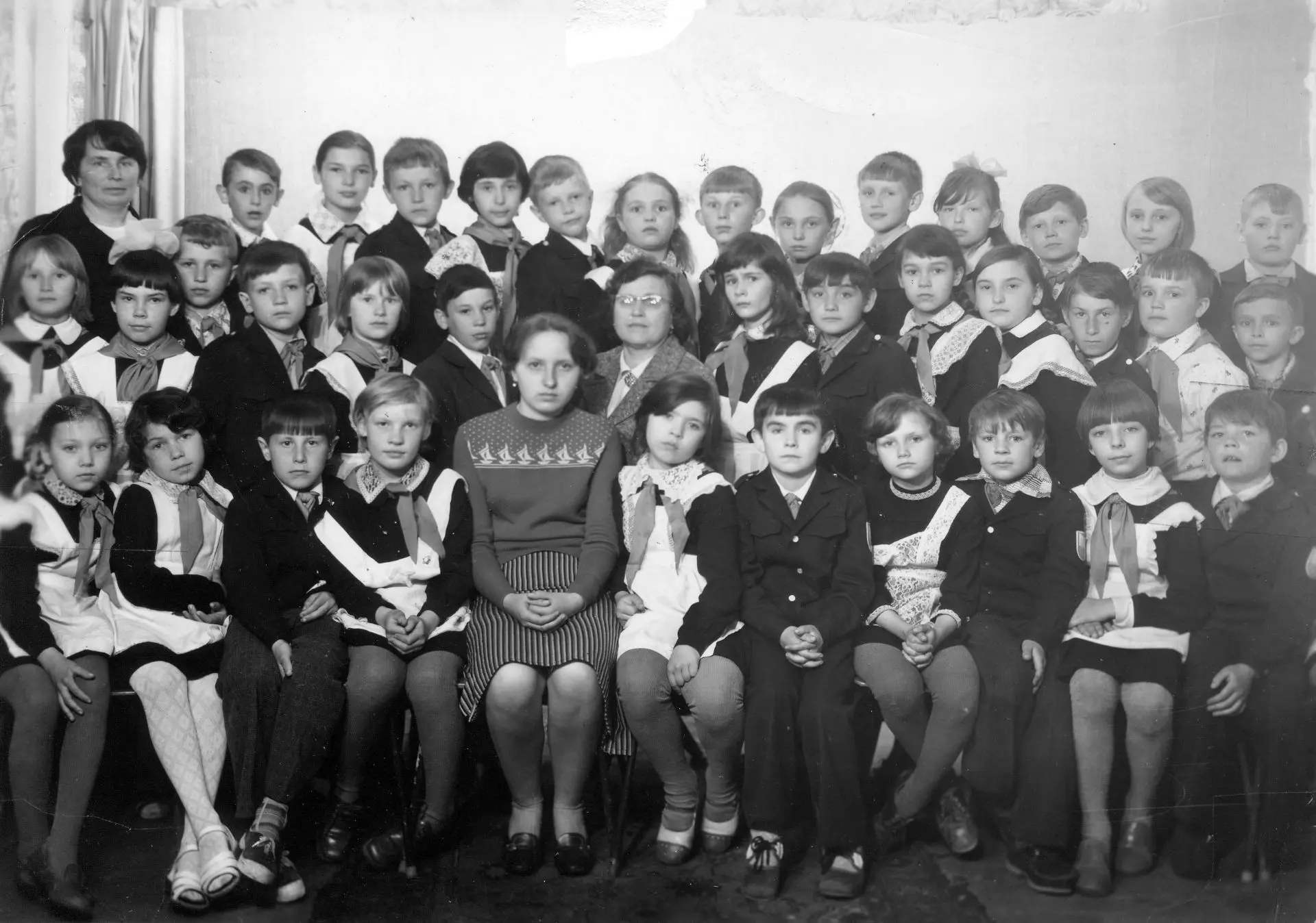 НАВСТРЕЧУ ЮБИЛЕЮ   Листая книги приказов   Состав педагогов в 1980 гг: Камышенко О.И., Алехина М.А.,