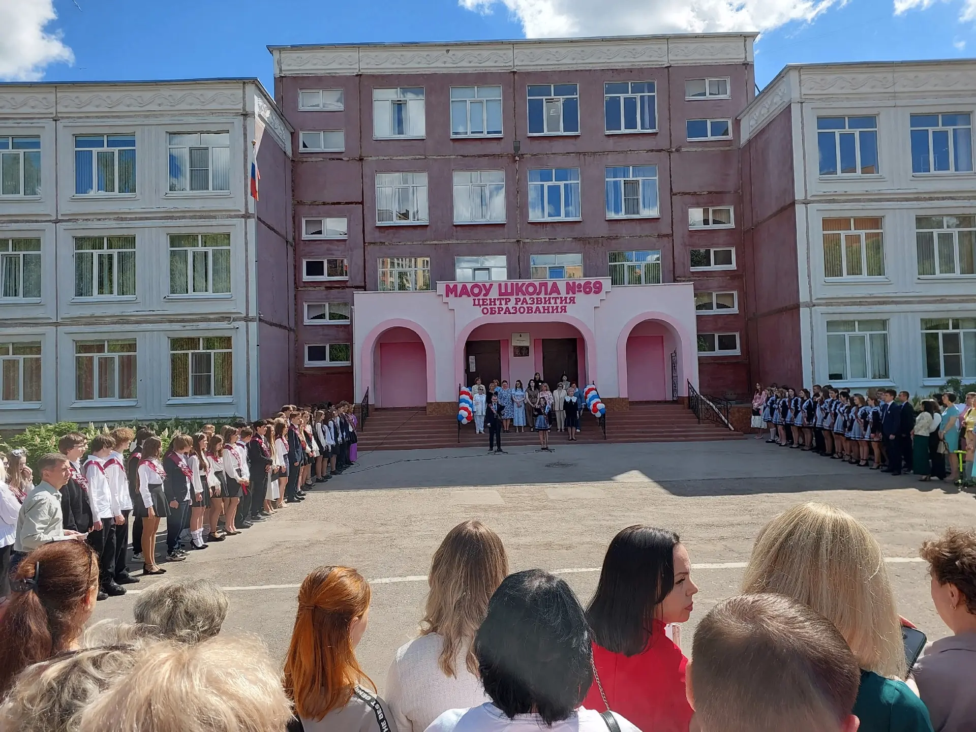 Прощание с девятым классом
 В нашей школе состоялась торжественная церемония вручения аттестатов вып