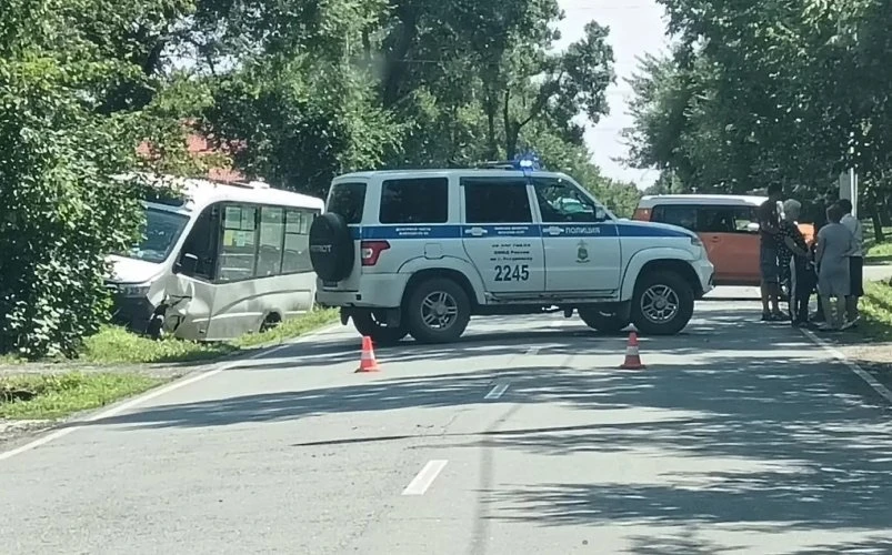 В Уссурийске в ДТП с автобусом п0страдали два пассажира, водитель легковушки проигнорировал знак «Ус