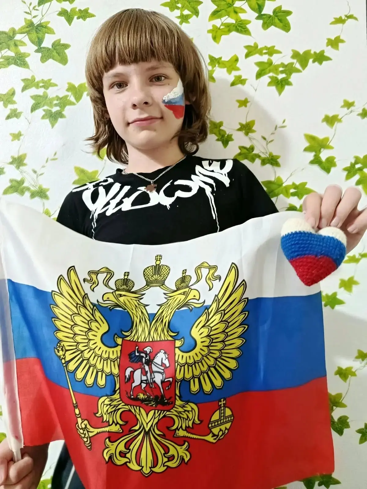 Есипенко Богдан, ученик  6 «А» класса, принимает участие в фоточеллендже «Мой Триколор»...
