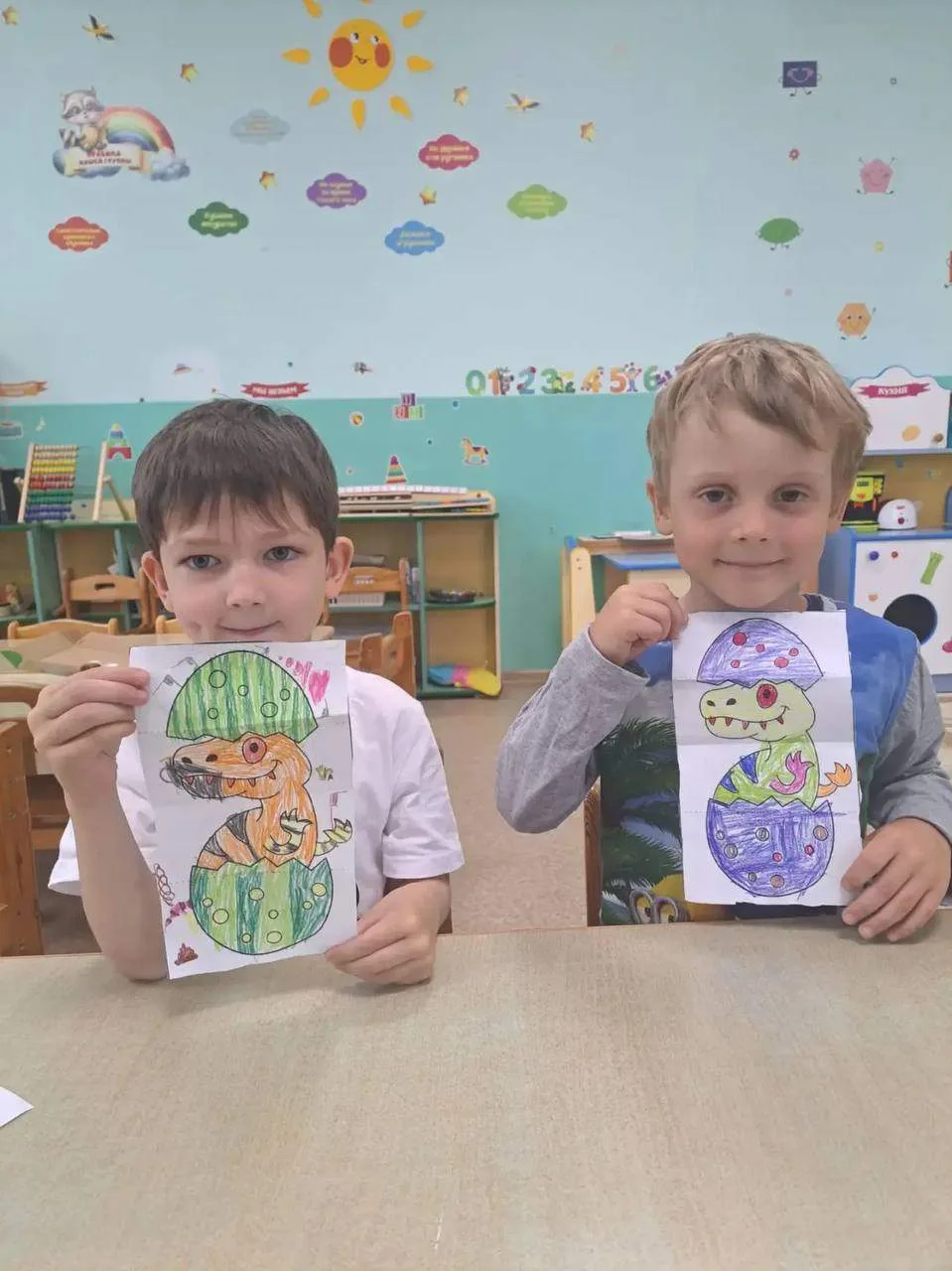 🦕У нас в гостях был малыш‑дракончик! 🦖
Но не настоящий, а тот, которого каждый придумал и нарисова
