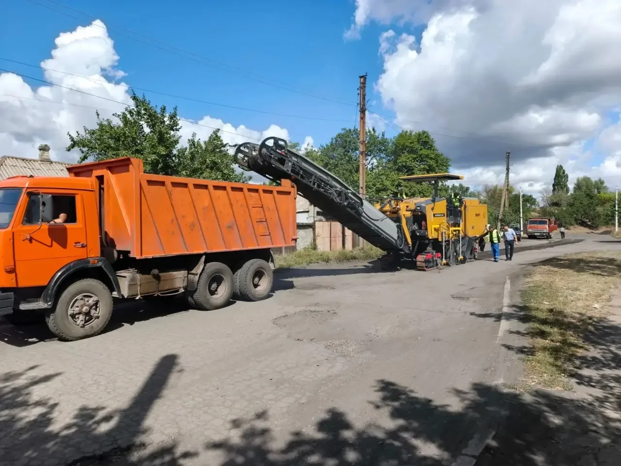 Продолжаем улучшать дорожную инфраструктуру округа. Сегодня стартовали работы по ремонт...