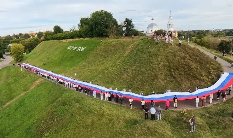 В преддверии Дня Государственного флага России на Соборной горе — в историческом центре...