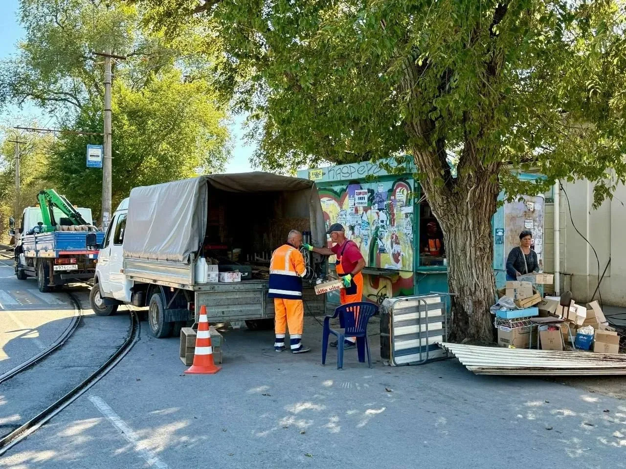 В Евпатории продолжают убирать незаконные ларьки — сегодня дошли до Полупанова и Маяков...