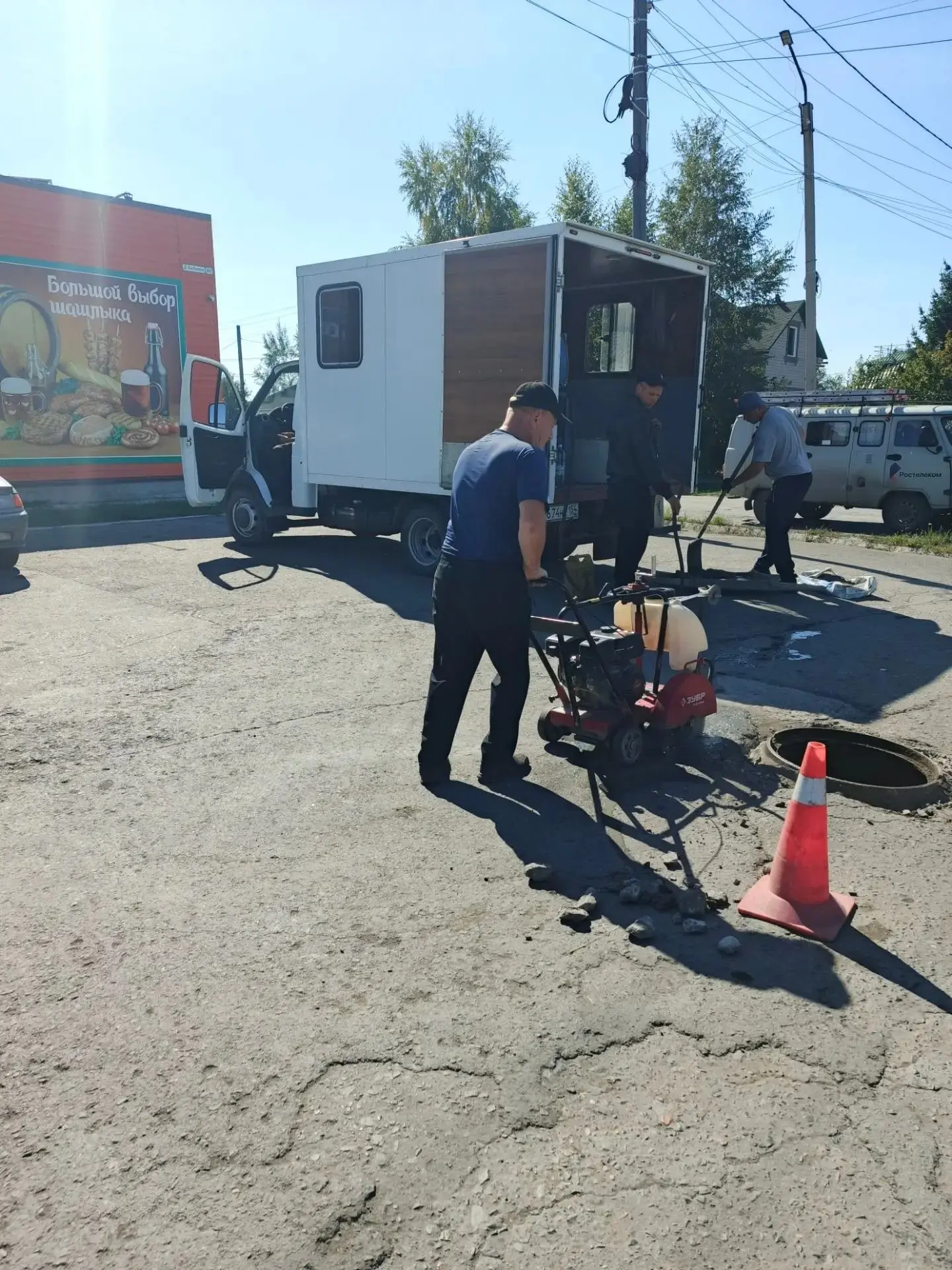 🚜⚙🔧В связи с разрушением колодца по ул. Демьяна Бедного-90 дежурная бригада водосети ...