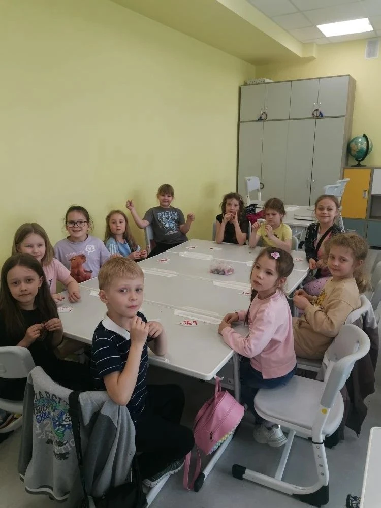 Тема:"Наши руки не для скуки". Занятие кружка бисерплетения "Бусинка" в рамках школьног...