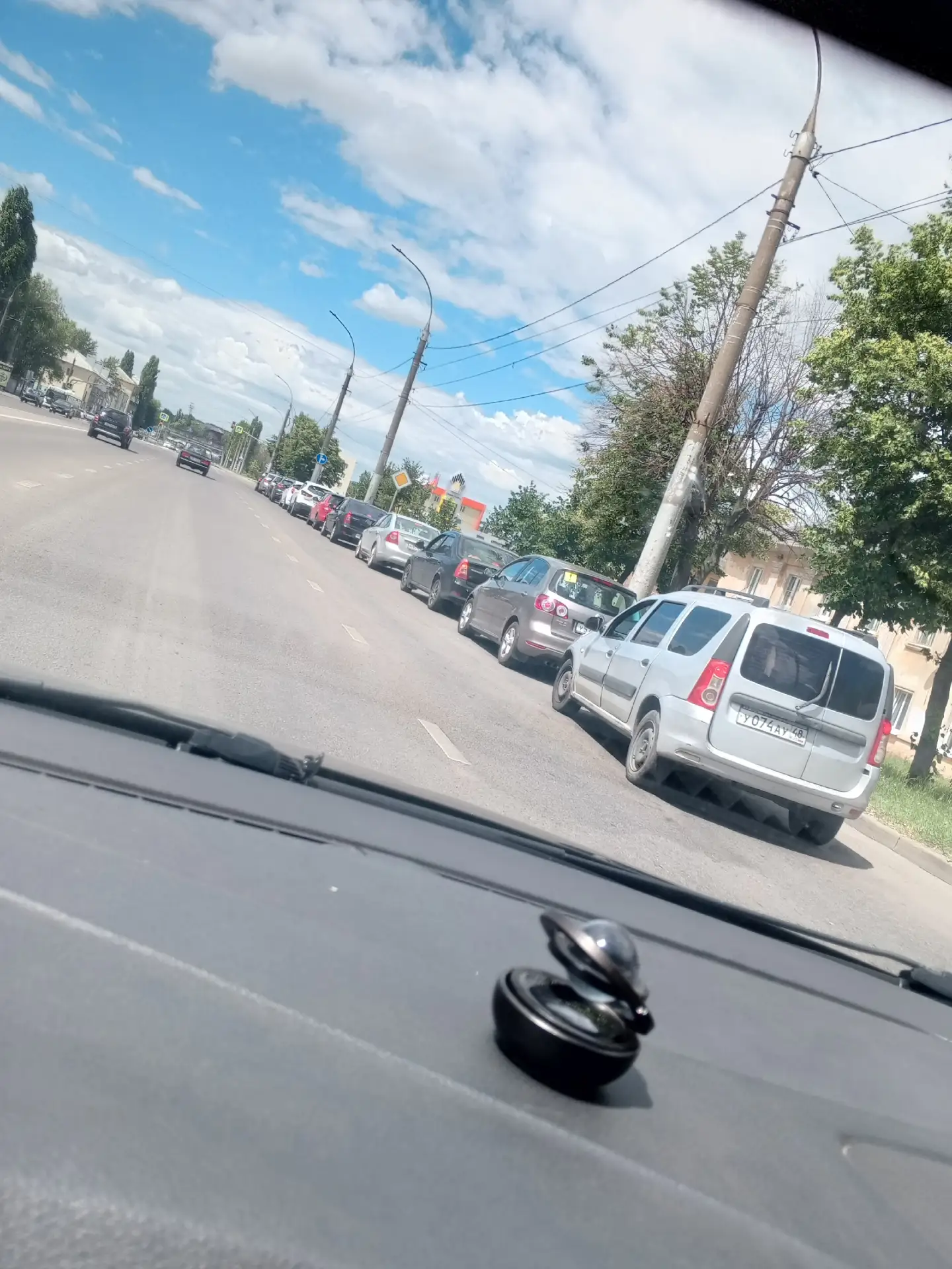 Очередь на заправку, сами создают дефицит .