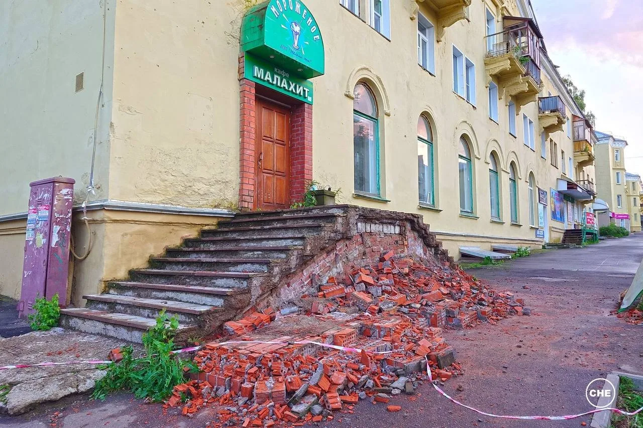 В Чепецке убрали аварийную стенку с центрального проспекта