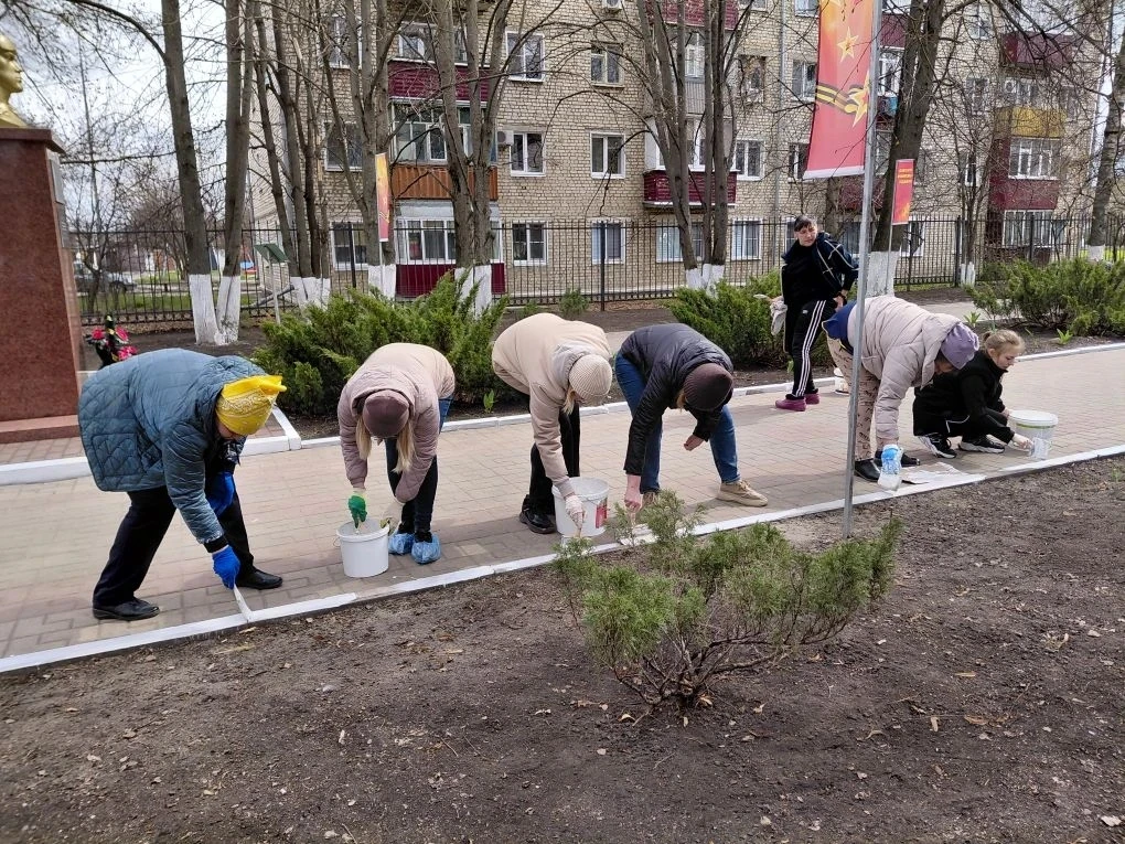 СУББОТНИК В МБОУ "СОШ N3": ВКЛАД В ЧИСТОТУ И УЮТ 🌿🌿🌿🌿🌿🌿🌿🌿🌿🌿  ☘️Чистота начинается с нас: 💪 Коллектив
