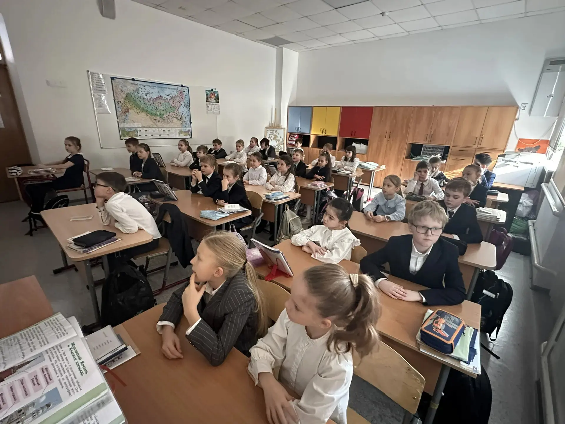 Такие разные уроки  И снова во 2-Г классе гость - папа Ярослава Богомолова Артём Сергеевич. Артём Се