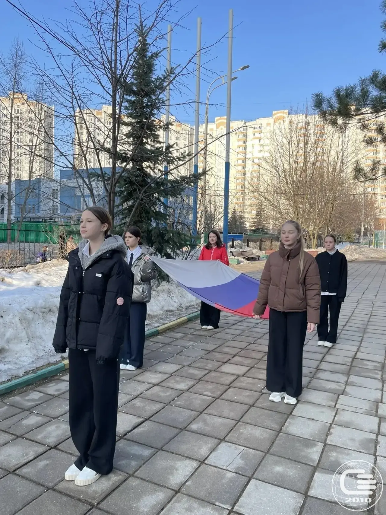 🇷🇺 Понедельник начинается с флага и гимна  Традиционно утро понедельника в нашей школе началось с то
