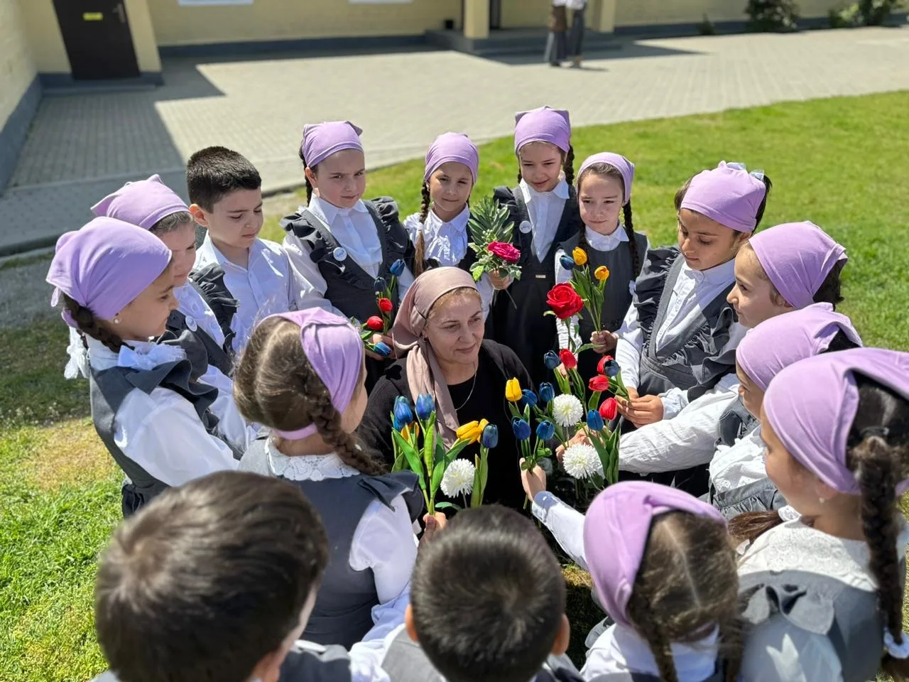 Акция «Подари цветок любви», приуроченная ко Дню 1 мая! 🌸
Ребята подготовили красивые цветы — как н