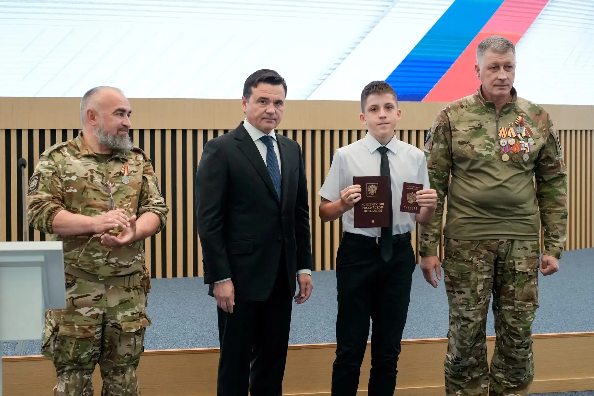 Клинчане Курилкин Антон и Сидякина София сегодня в  торжественной обстановке получили п...