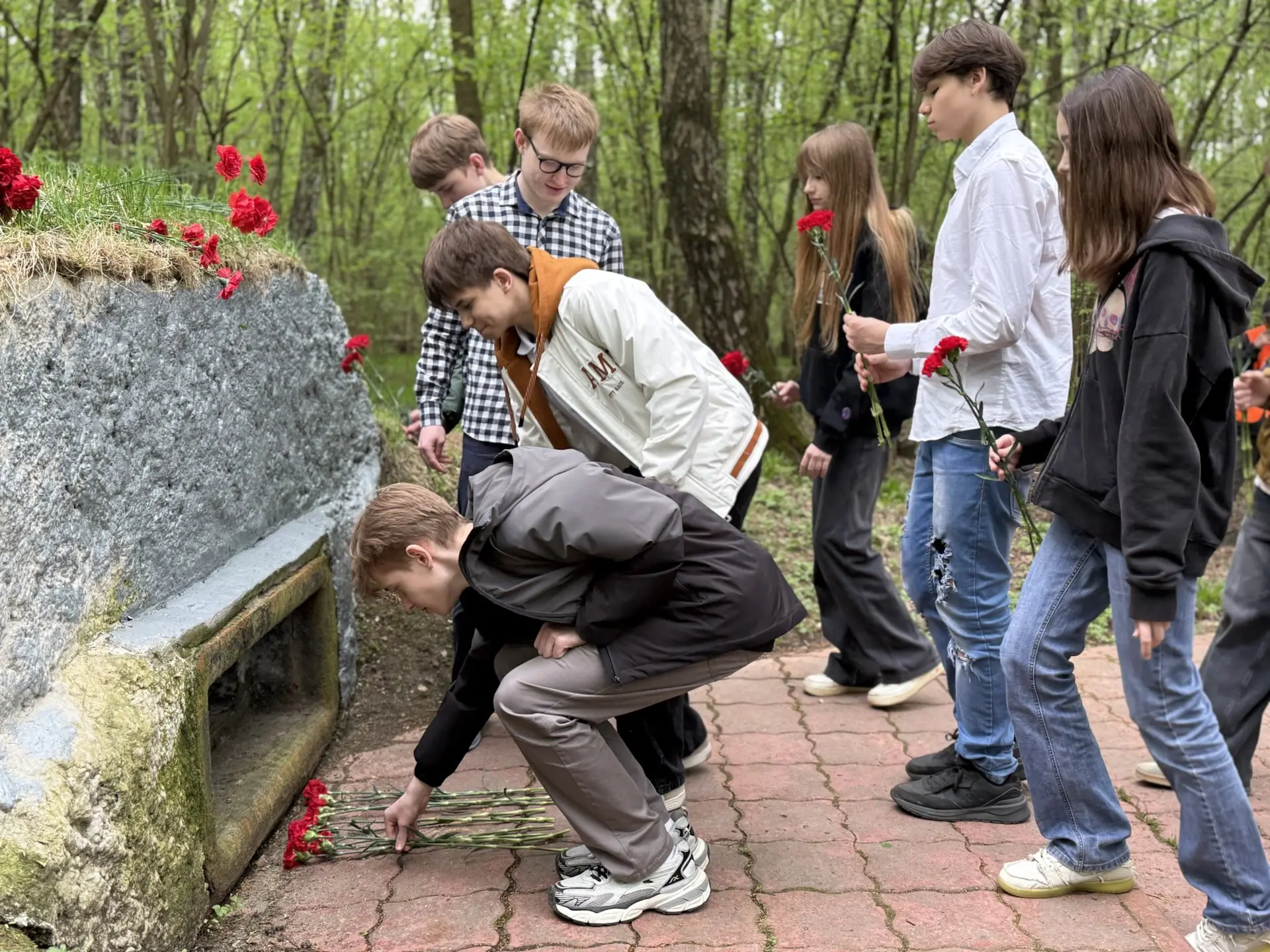 Красные гвоздики   Наши девятиклассники приняли участие в акции «Красные гвоздики» в рамках городско