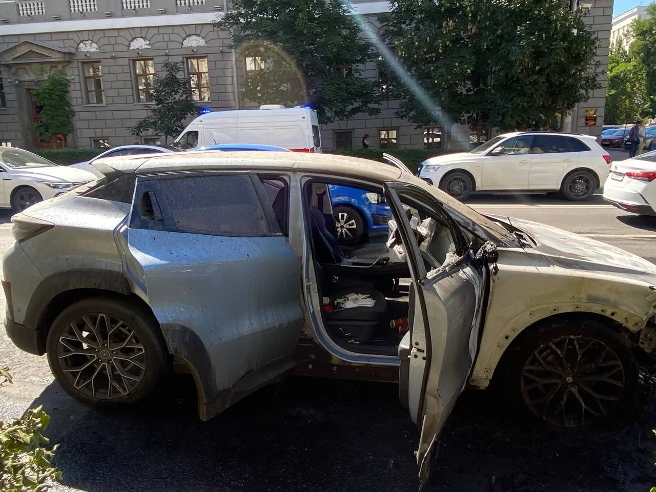 На Большой Садовой сгорела машина. В ней в момент возгорания ехали три девушки, они не ...