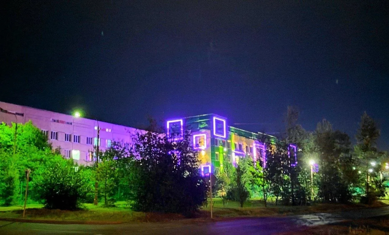 Обновлённая подсветка на роддоме ночью выглядит очень футуристично.