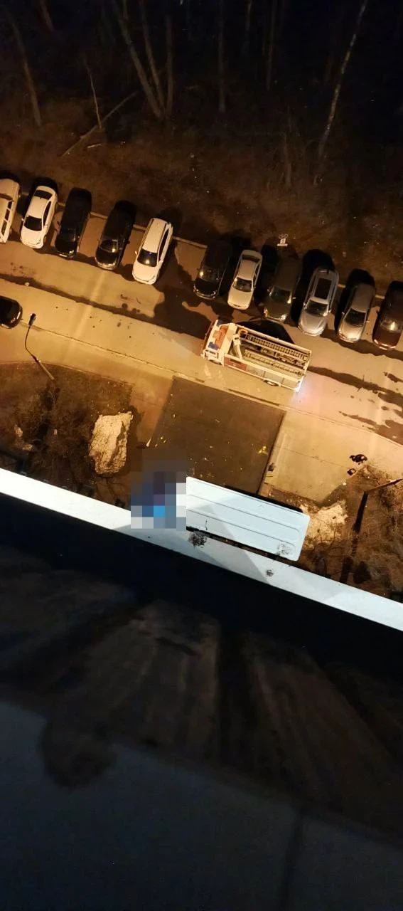 😱Вчера вечером на Октябрьском проспекте, 11 в Троицке на козырьке дома было обнаружено...