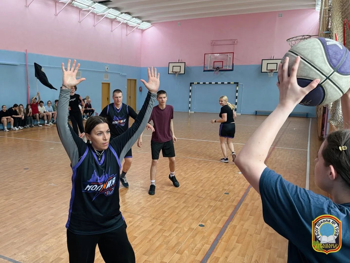 🏀 Ученики vs Учителя: баскетбольное дерби  В школе состоялся товарищеский матч по баскетболу между у