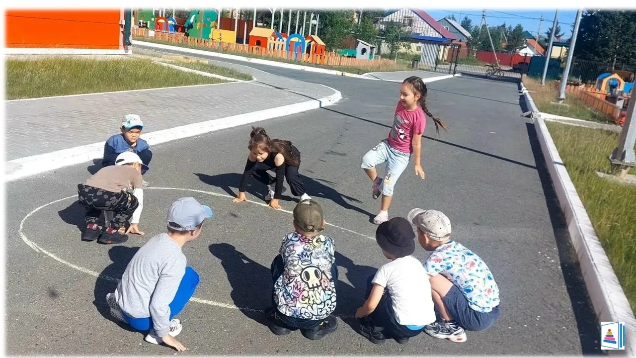 В старшей группе "Берёзка " дети часто играют в разнообразные подвижные игры, которые помогают разви