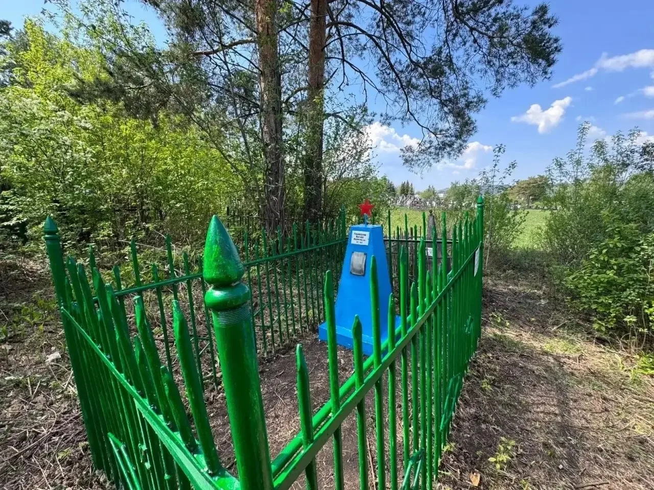 💯 Волонтёры Победы из Октябрьского навели порядок на захоронениях героев