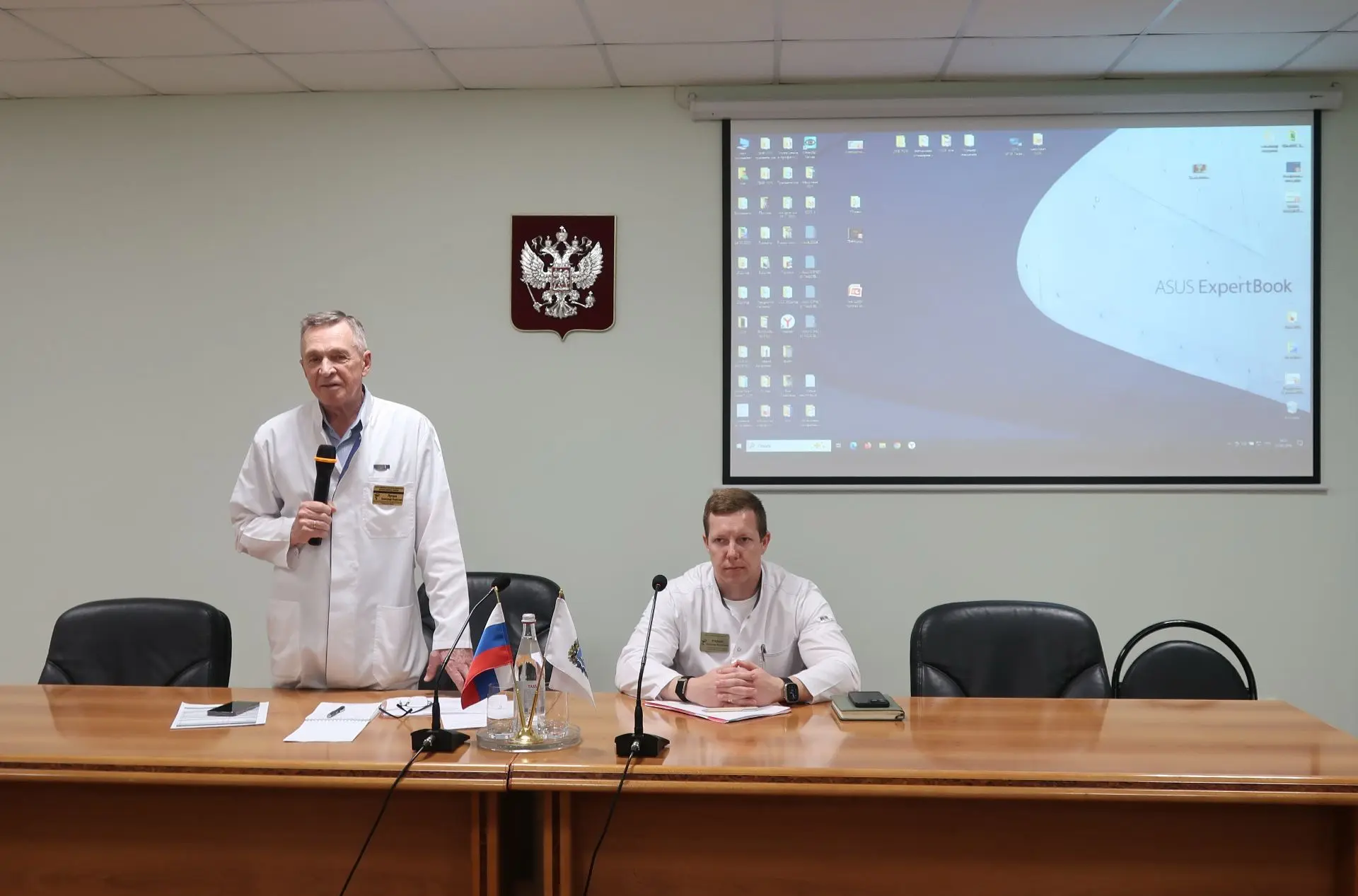 Главный врач ГБУЗ «ТОКБ им. В.Д. Бабенко» Александр Лутцев поздравил медицинских сестёр...