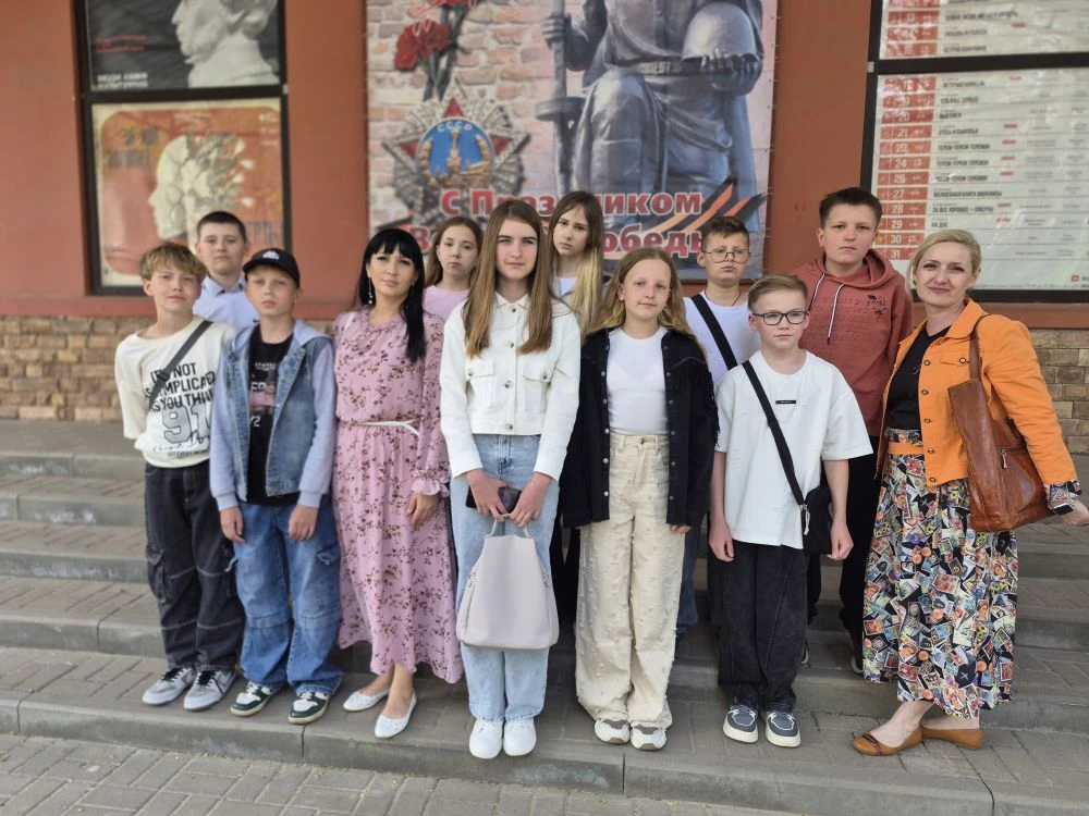 🎭🍂 Учащиеся нашей школы (4-е и 5-е классы) посетили ТЮЗ с представлением «Чёрная кури...