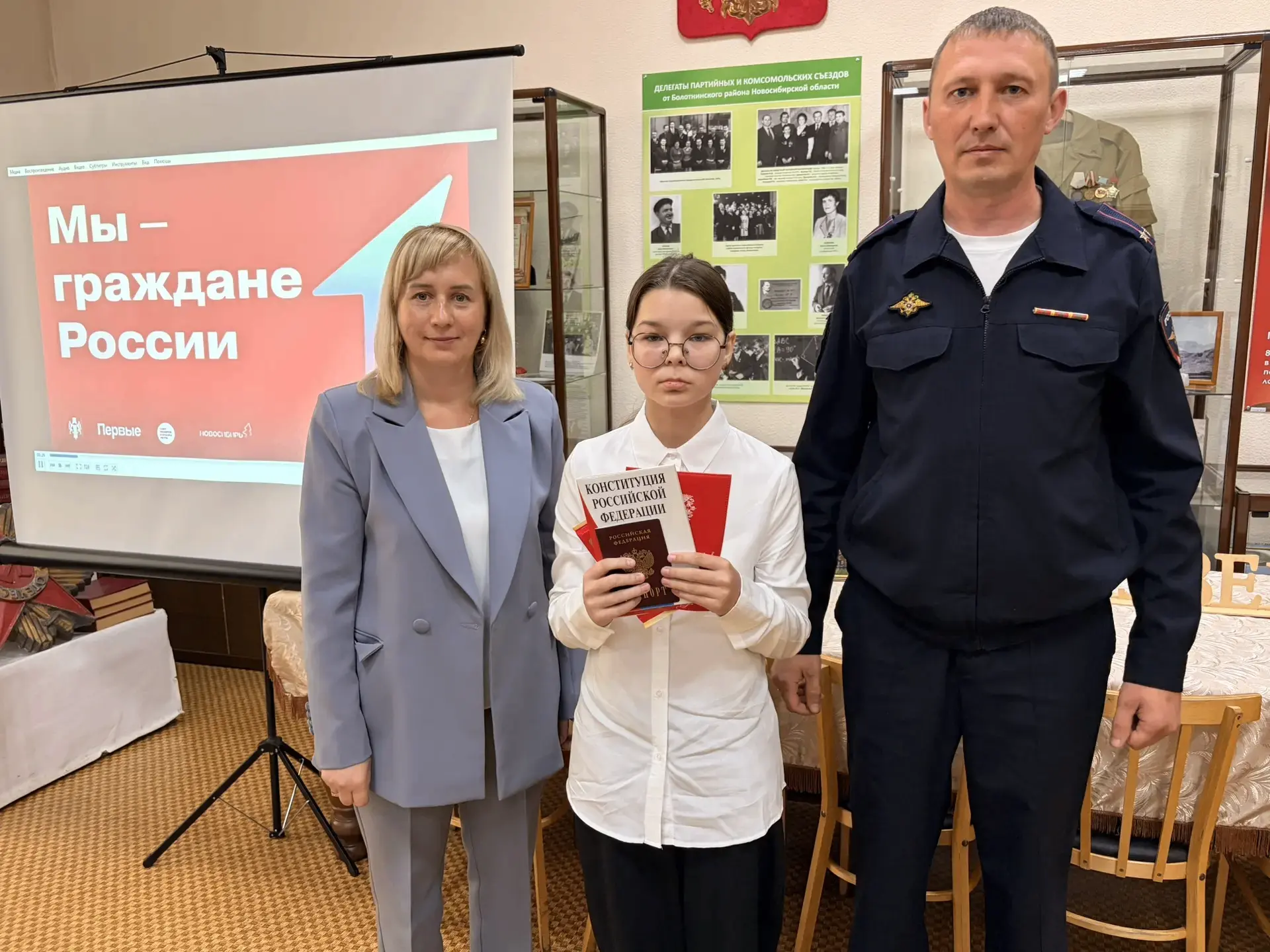 Вручение первых паспортов в честь празднования Дня государственного флага РФ!