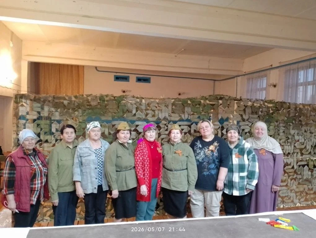 В Старокуяновском СДК продолжается плетение маскировочных сетей для наших солдат!
Неравнодушные жите